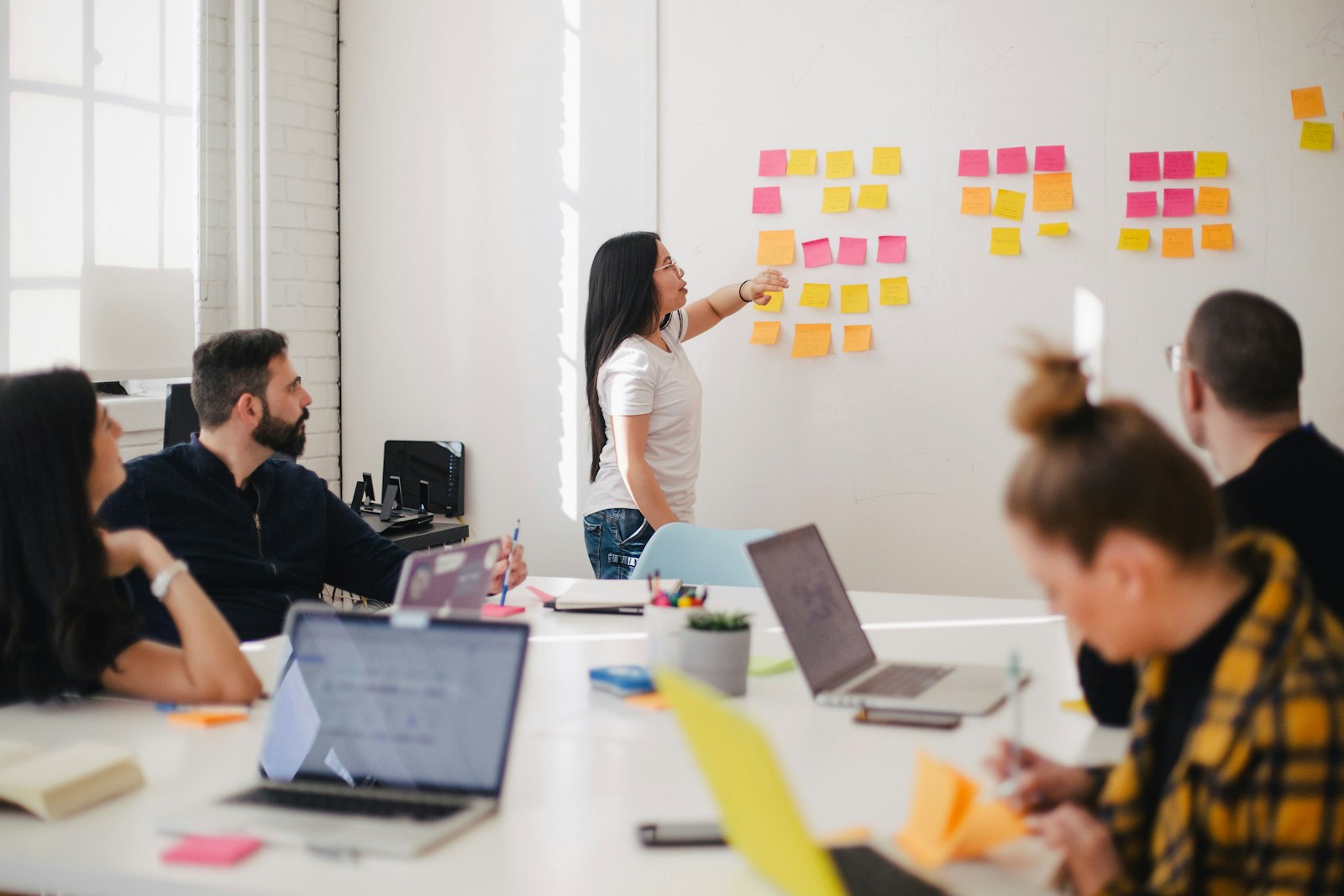 Équipe en discussion stratégique